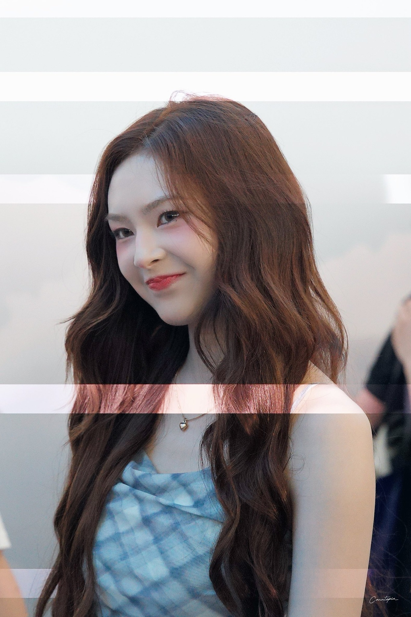 "Em gái BLACKPINK" xúng xính sang Việt Nam: Quân đoàn mỹ nhân đẹp nức nở, "tiểu Jennie" nổi nhất vì điều này- Ảnh 11.