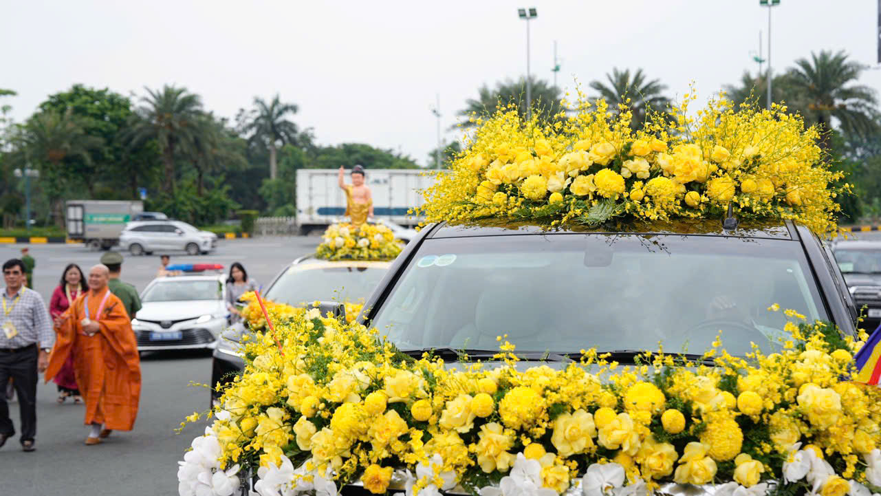 Cung tiễn xá lợi Đức Phật tại sân bay Nội Bài- Ảnh 2.