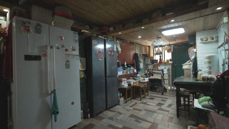 6 thành viên sống chen chúc trong căn nhà 20m²: Muốn leo cầu thang phải cúi người khom lưng, nhìn thôi đã muốn nghẹt thở!- Ảnh 1.