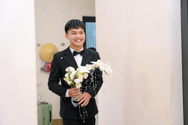 Ảnh nét căng đám cưới Hồ Văn Cường: Chú rể diện vest bảnh bao, cô dâu visual đỉnh chóp vàng đeo trĩu cổ nặng tay- Ảnh 2.