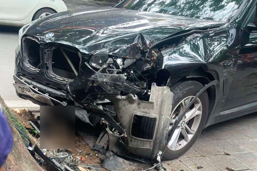 Xe ô tô BMW va chạm xe máy, cô gái 18 tuổi bị đứt lìa chân phải- Ảnh 1.