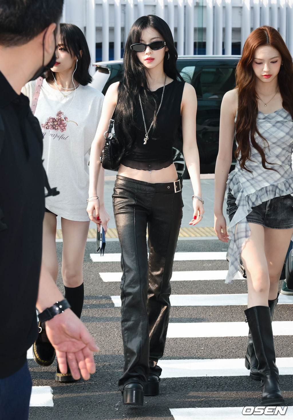 "Em gái BLACKPINK" xúng xính sang Việt Nam: Quân đoàn mỹ nhân đẹp nức nở, "tiểu Jennie" nổi nhất vì điều này- Ảnh 5.
