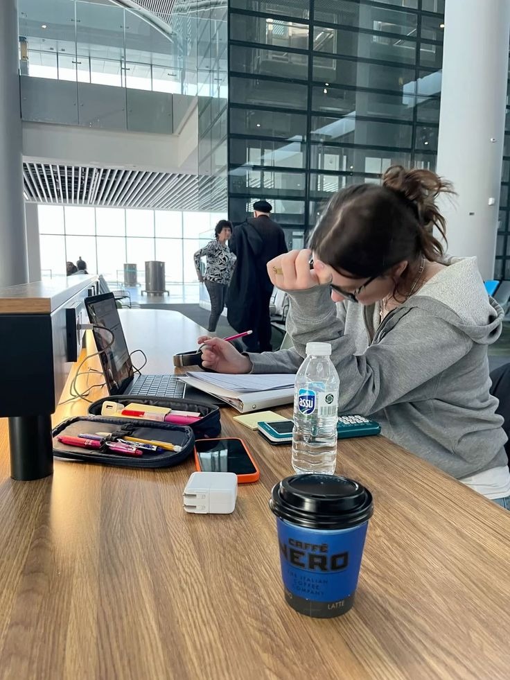 Cái gì cũng giả, chỉ có việc nhiều và lương thấp là thật- Ảnh 3.