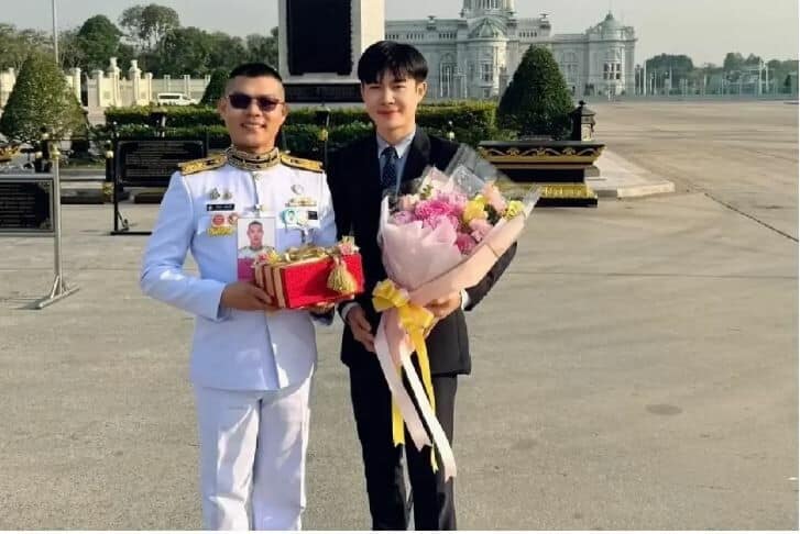 Vua và Hoàng hậu Thái Lan lần đầu tiên ban phúc cho lễ cưới đồng giới tại hoàng cung