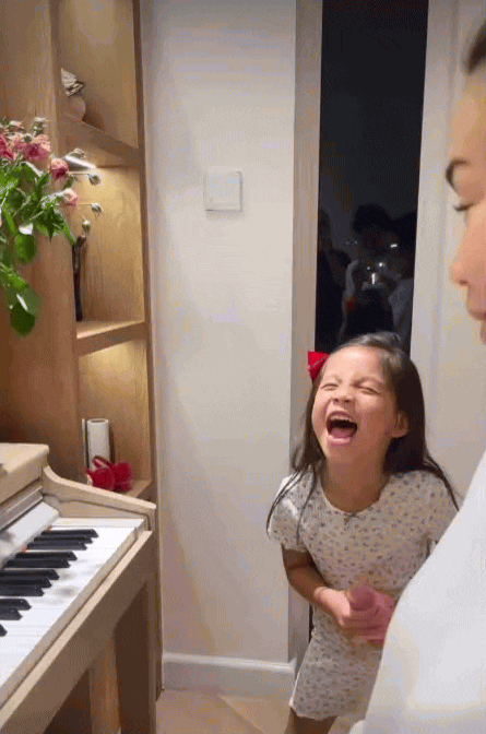 Khoảnh khắc Hồ Ngọc Hà đàn cho con hát khiến dân mạng “tan chảy”, ái nữ lớn lên khéo còn hot hơn mẹ!- Ảnh 1.