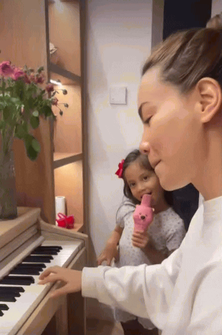 Khoảnh khắc Hồ Ngọc Hà đàn cho con hát khiến dân mạng “tan chảy”, ái nữ lớn lên khéo còn hot hơn mẹ!- Ảnh 2.