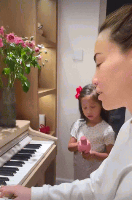Khoảnh khắc Hồ Ngọc Hà đàn cho con hát khiến dân mạng “tan chảy”, ái nữ lớn lên khéo còn hot hơn mẹ!- Ảnh 3.