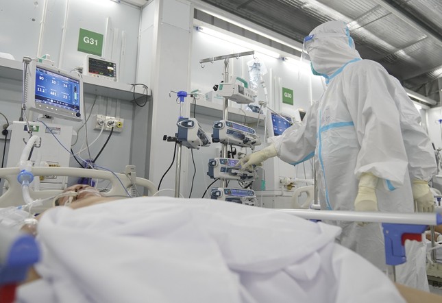 2 người tử vong, số ca mắc COVID-19 tăng gấp ba lần ở TPHCM- Ảnh 1.