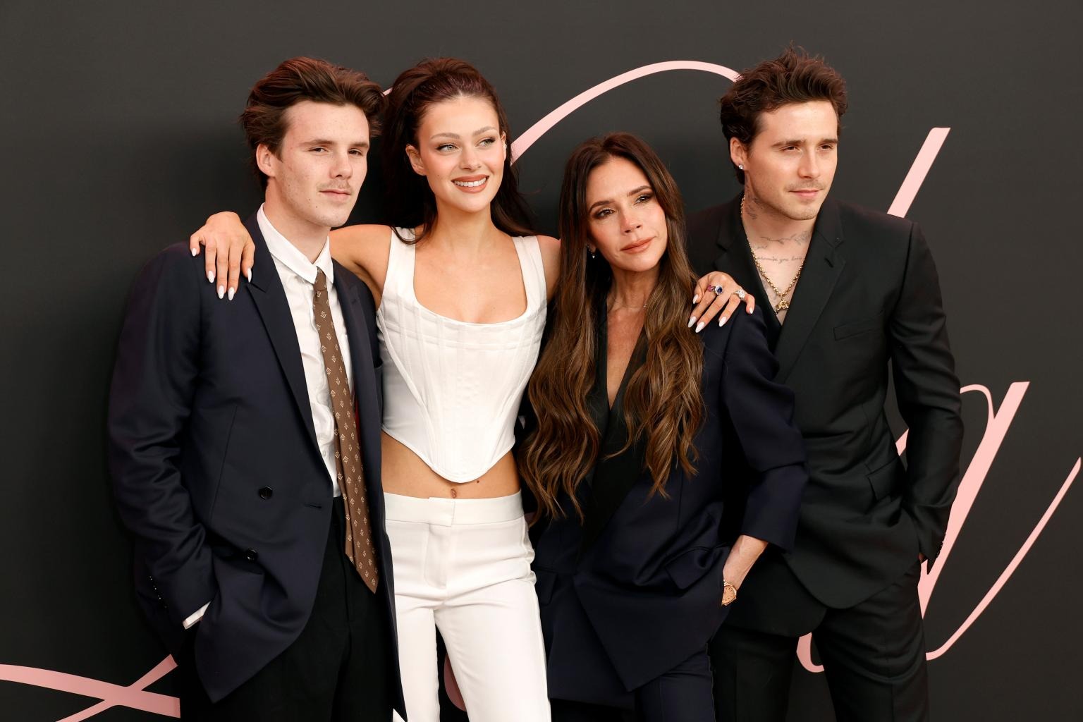 Căng: Victoria Beckham bị tố phá đám cưới con trai, rắp tâm trả đũa khiến con dâu uất ức bỏ đi trong nước mắt- Ảnh 3.