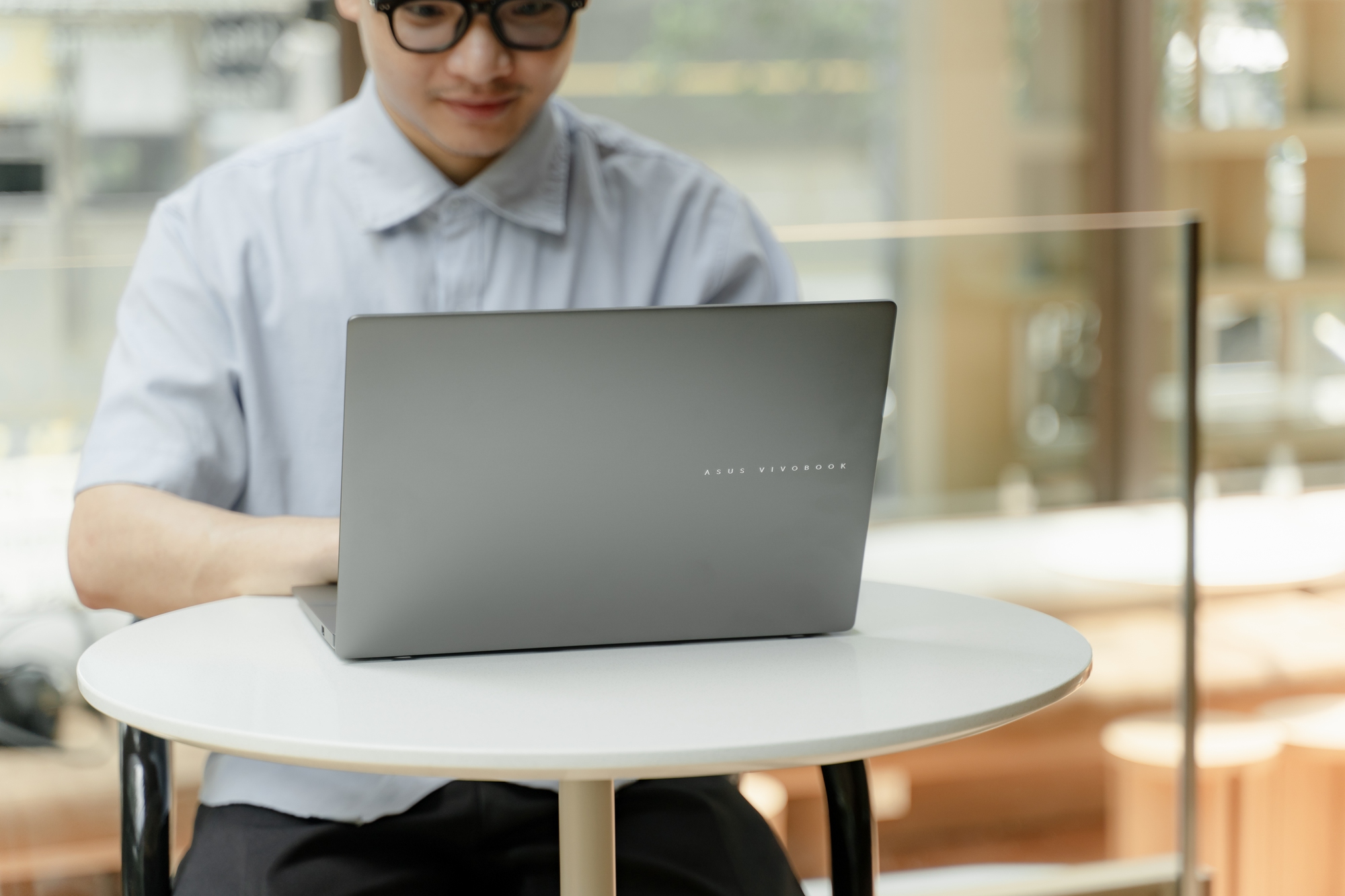 Mẫu laptop ASUS có pin 20 tiếng, giá từ 18,99 triệu đồng- Ảnh 1.