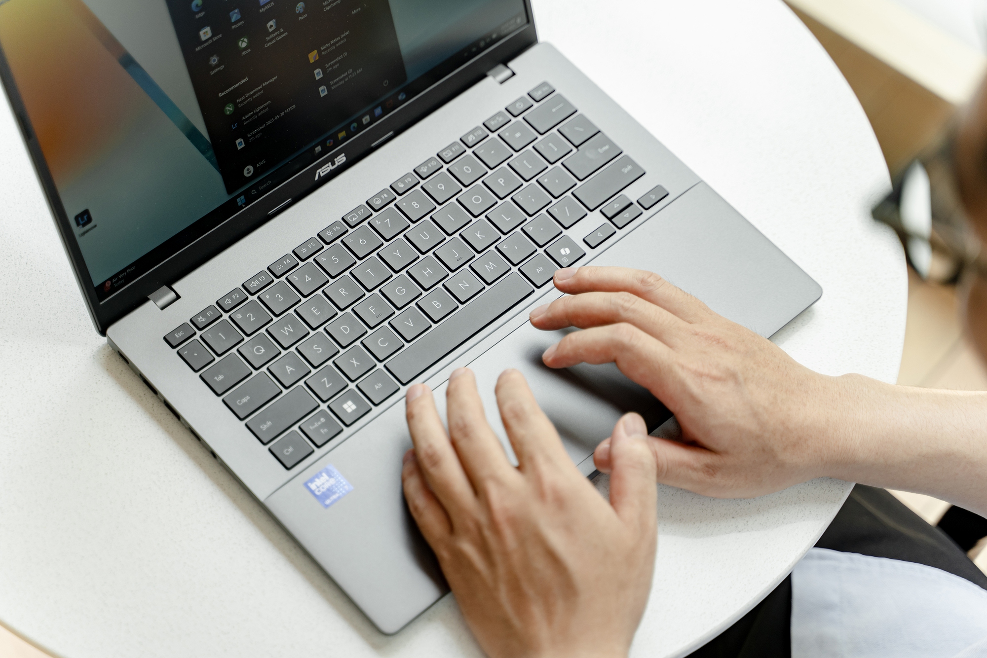 Mẫu laptop ASUS có pin 20 tiếng, giá từ 18,99 triệu đồng- Ảnh 4.