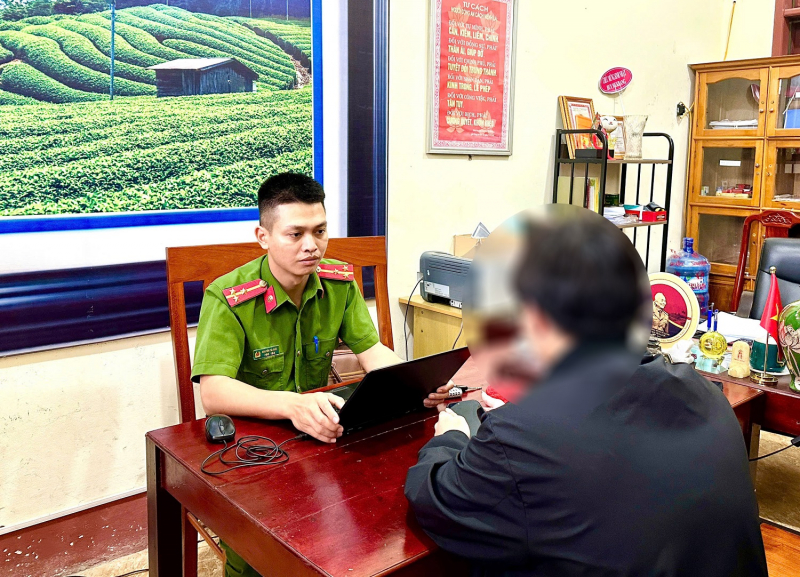 Bí ẩn phía sau cuộc gọi video có hình ảnh cảnh sát đang thẩm vấn- Ảnh 1.