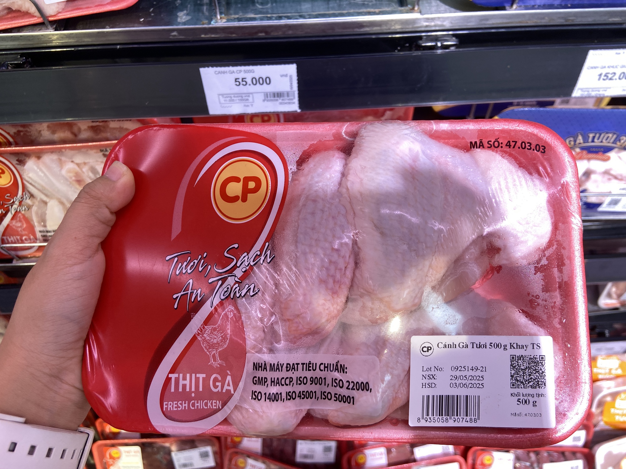 Hình ảnh trái ngược tại các siêu thị TP.HCM sau vụ C.P Việt Nam bị tố bán thịt heo bệnh- Ảnh 6.