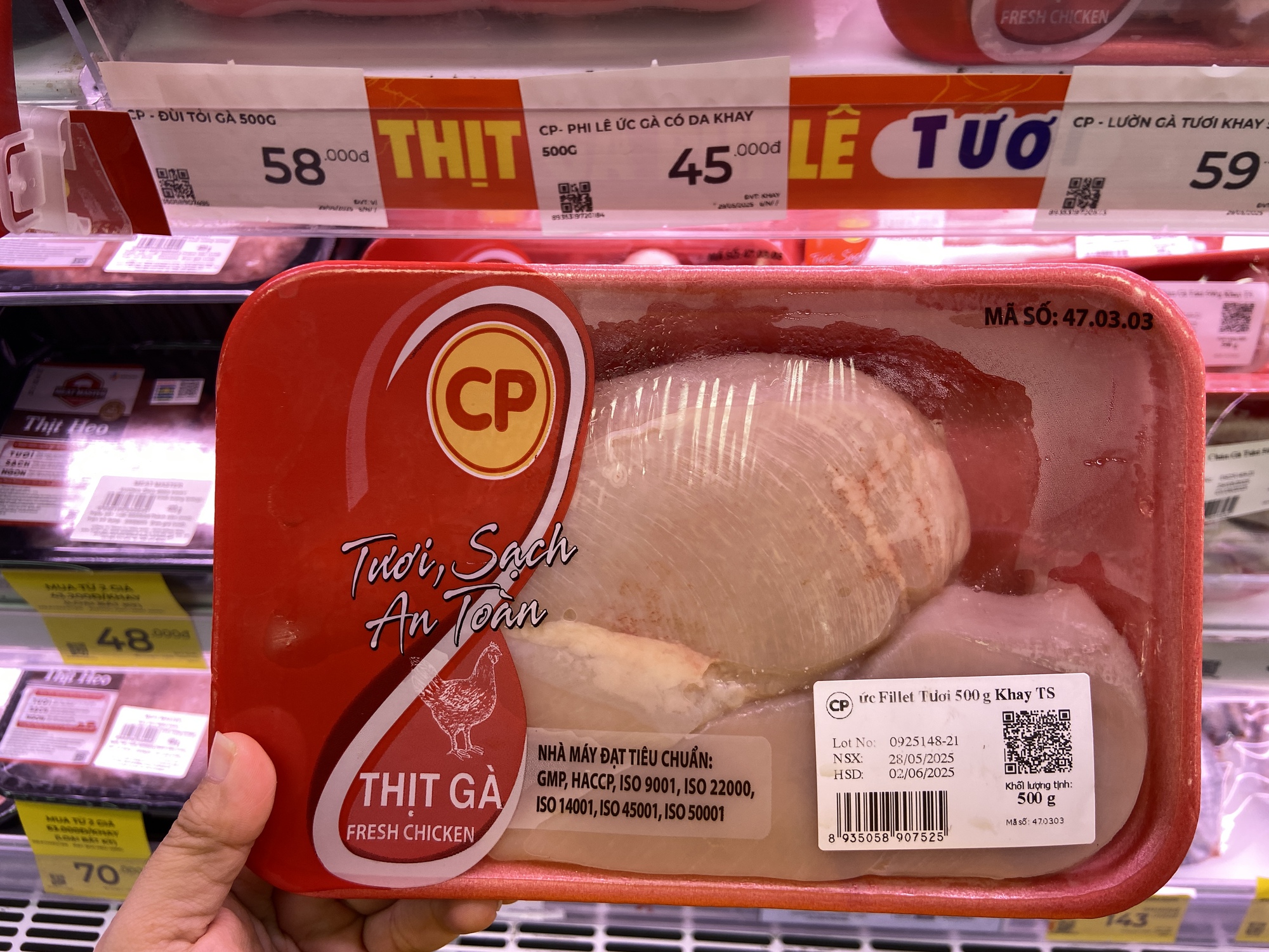 Hình ảnh trái ngược tại các siêu thị TP.HCM sau vụ C.P Việt Nam bị tố bán thịt heo bệnh- Ảnh 5.