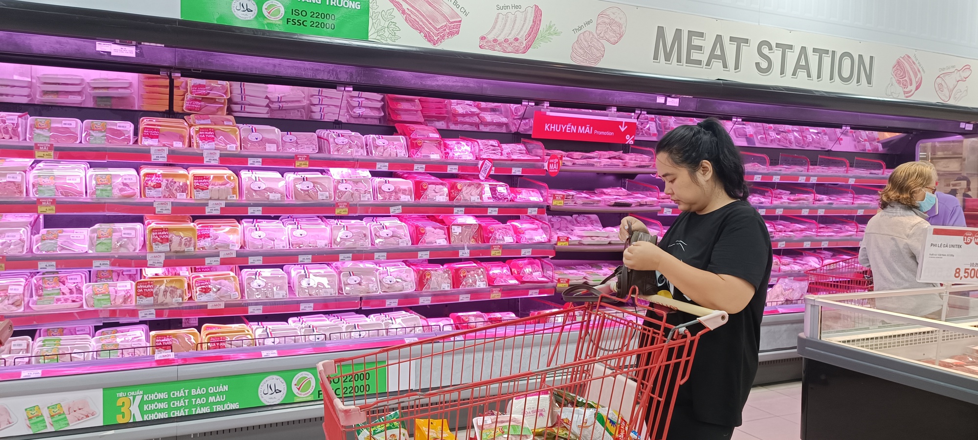 Hình ảnh trái ngược tại các siêu thị TP.HCM sau vụ C.P Việt Nam bị tố bán thịt heo bệnh- Ảnh 4.