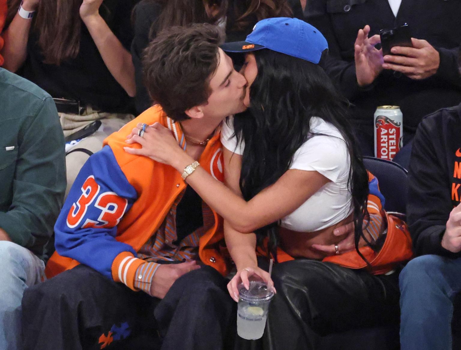 Kylie Jenner và người tình xem bóng thì ít mà thân mật thì nhiều: Đắm chìm trong tình yêu hay chỉ là Kylie Jenner và người tình xem bóng thì ít mà thân mật thì nhiều: Đắm chìm trong tình yêu hay chỉ là