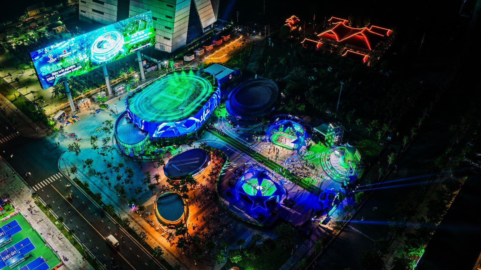 Heineken khuấy động đam mê cùng trái bóng: Trải nghiệm UEFA Champions League “siêu thực” ngay tại Việt Nam- Ảnh 1.