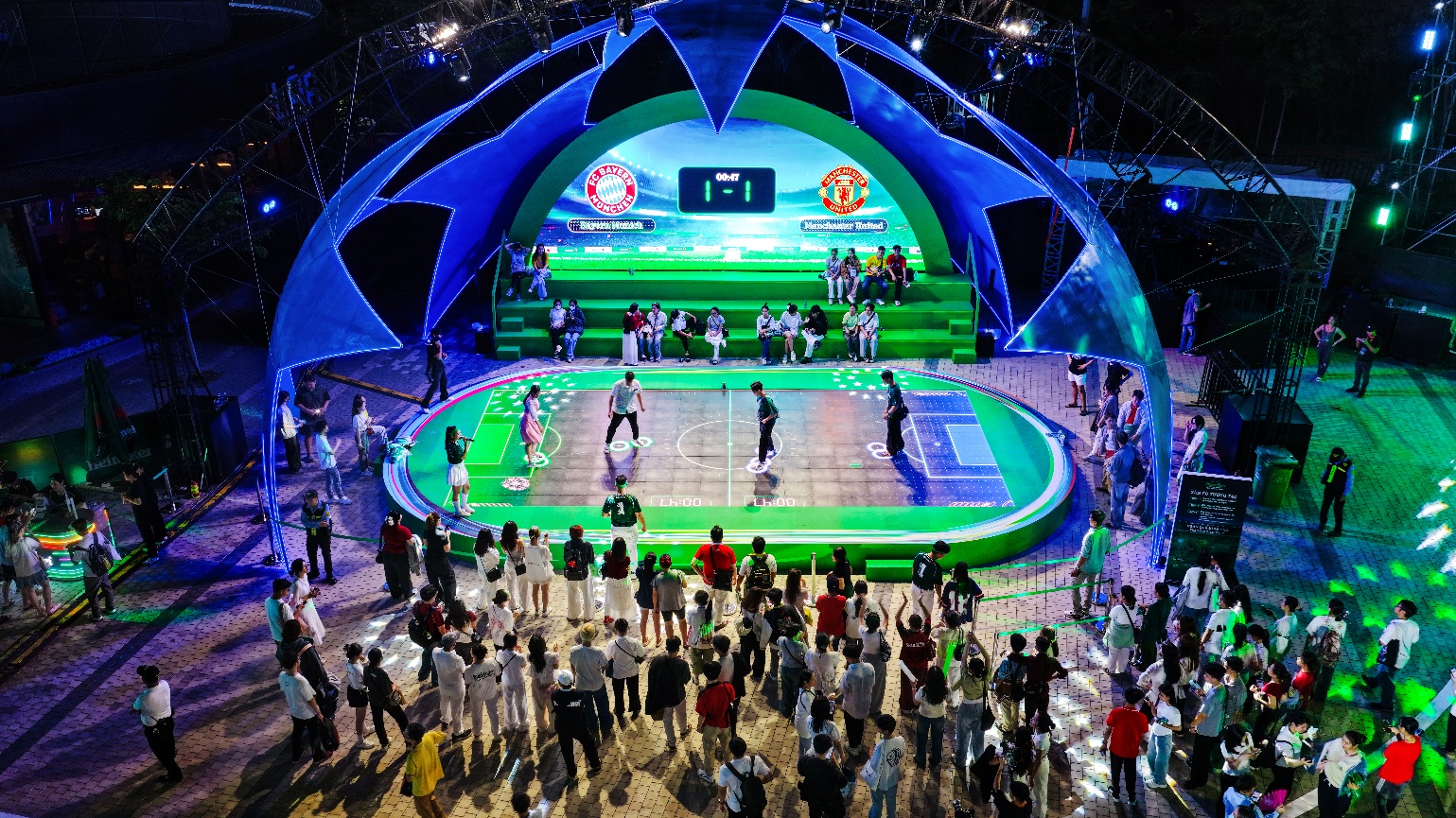 Heineken khuấy động đam mê cùng trái bóng: Trải nghiệm UEFA Champions League “siêu thực” ngay tại Việt Nam- Ảnh 2.