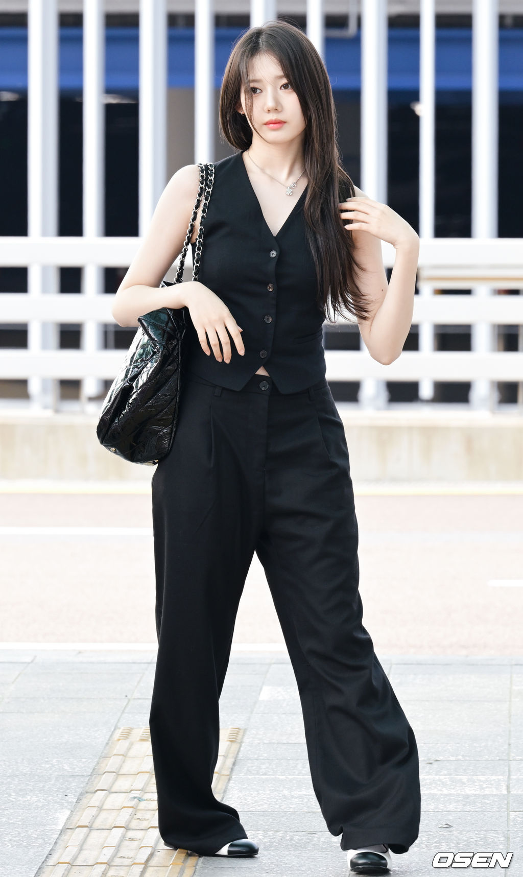 "Em gái BLACKPINK" xúng xính sang Việt Nam: Quân đoàn mỹ nhân đẹp nức nở, "tiểu Jennie" nổi nhất vì điều này- Ảnh 12.