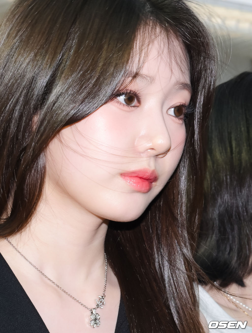 "Em gái BLACKPINK" xúng xính sang Việt Nam: Quân đoàn mỹ nhân đẹp nức nở, "tiểu Jennie" nổi nhất vì điều này- Ảnh 13.