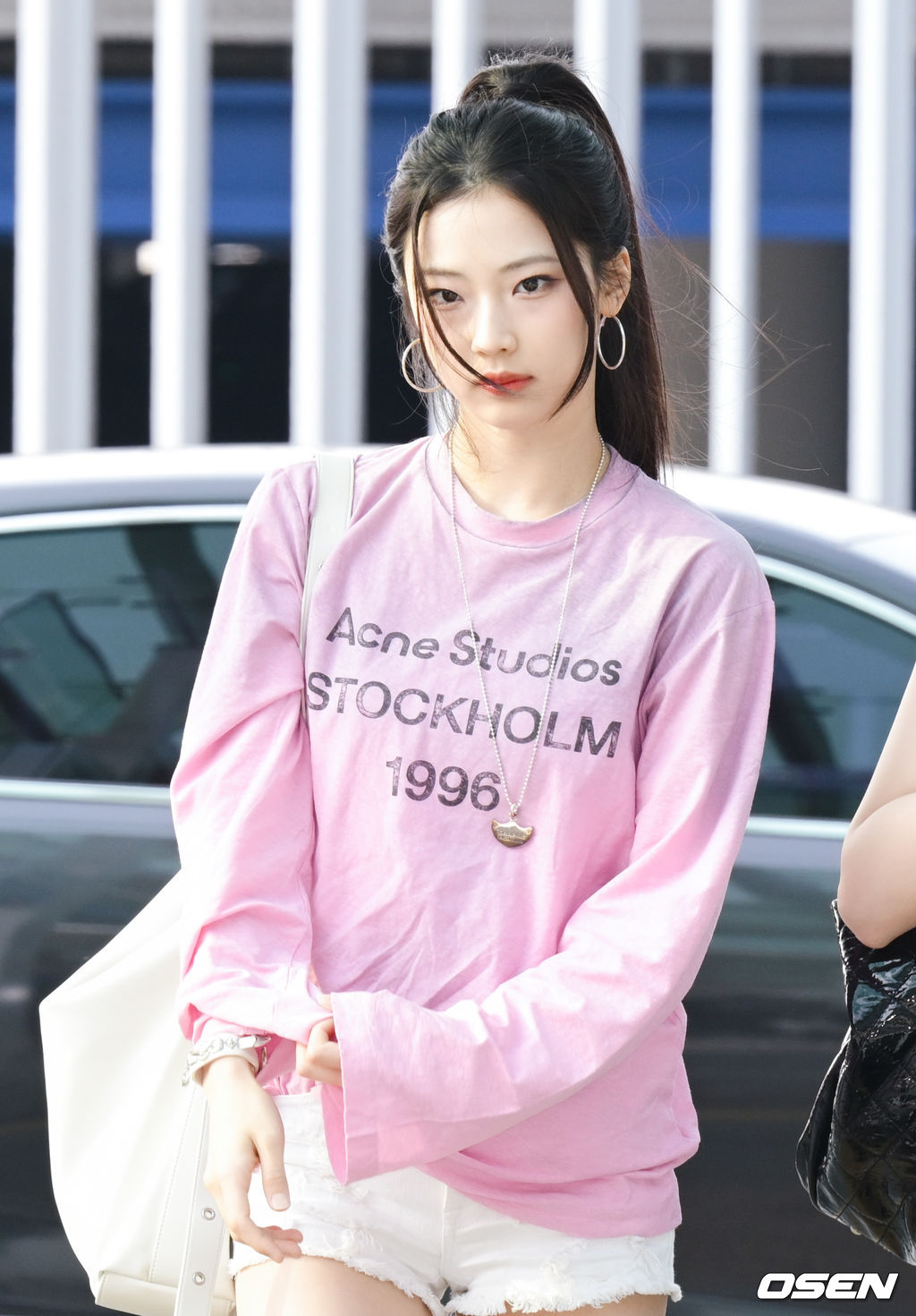 "Em gái BLACKPINK" xúng xính sang Việt Nam: Quân đoàn mỹ nhân đẹp nức nở, "tiểu Jennie" nổi nhất vì điều này- Ảnh 16.