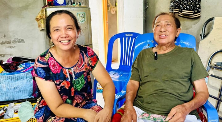 "Ông hoàng đĩa nhựa" giờ sụt 30kg vì bệnh tật, được một người phụ nữ cưu mang- Ảnh 3.