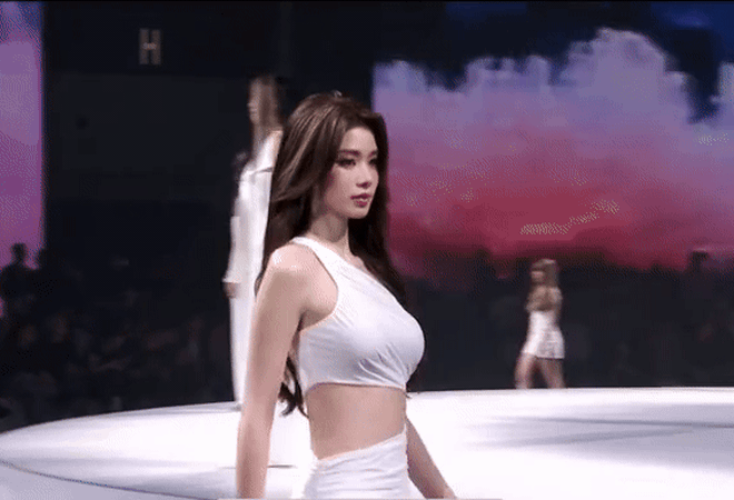 Mỹ nữ váy trắng bước lả lướt khiến dân tình điêu đứng, đang là hot girl bỗng thành “nữ chính ngôn tình”- Ảnh 3.