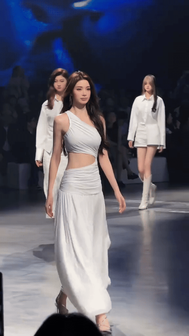 Mỹ nữ váy trắng bước lả lướt khiến dân tình điêu đứng, đang là hot girl bỗng thành “nữ chính ngôn tình”- Ảnh 2.