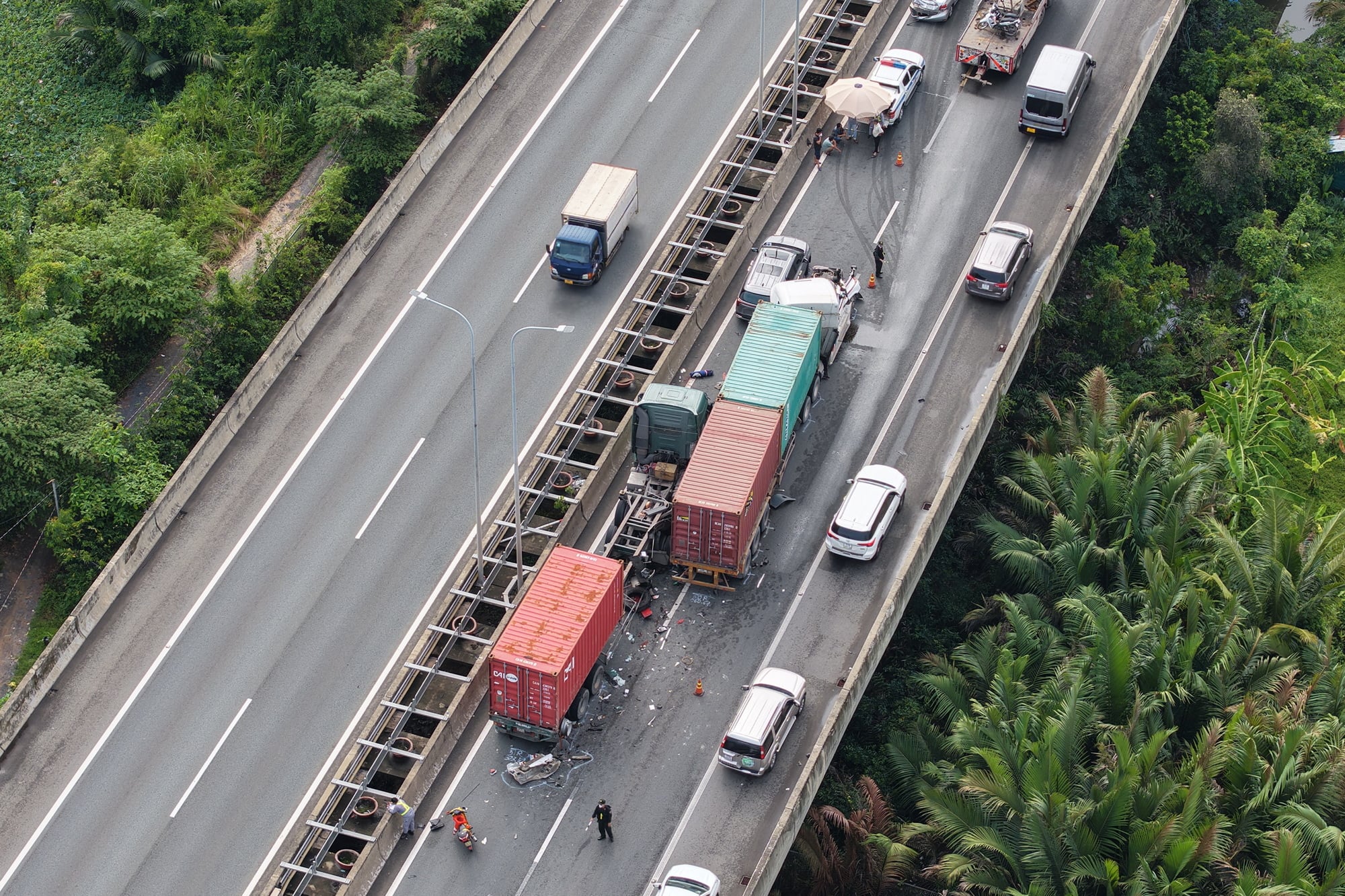 Cận cảnh ùn ứ khoảng 8 km sau tai nạn liên hoàn trên cao tốc TP HCM - Long Thành - Dầu Giây- Ảnh 6.