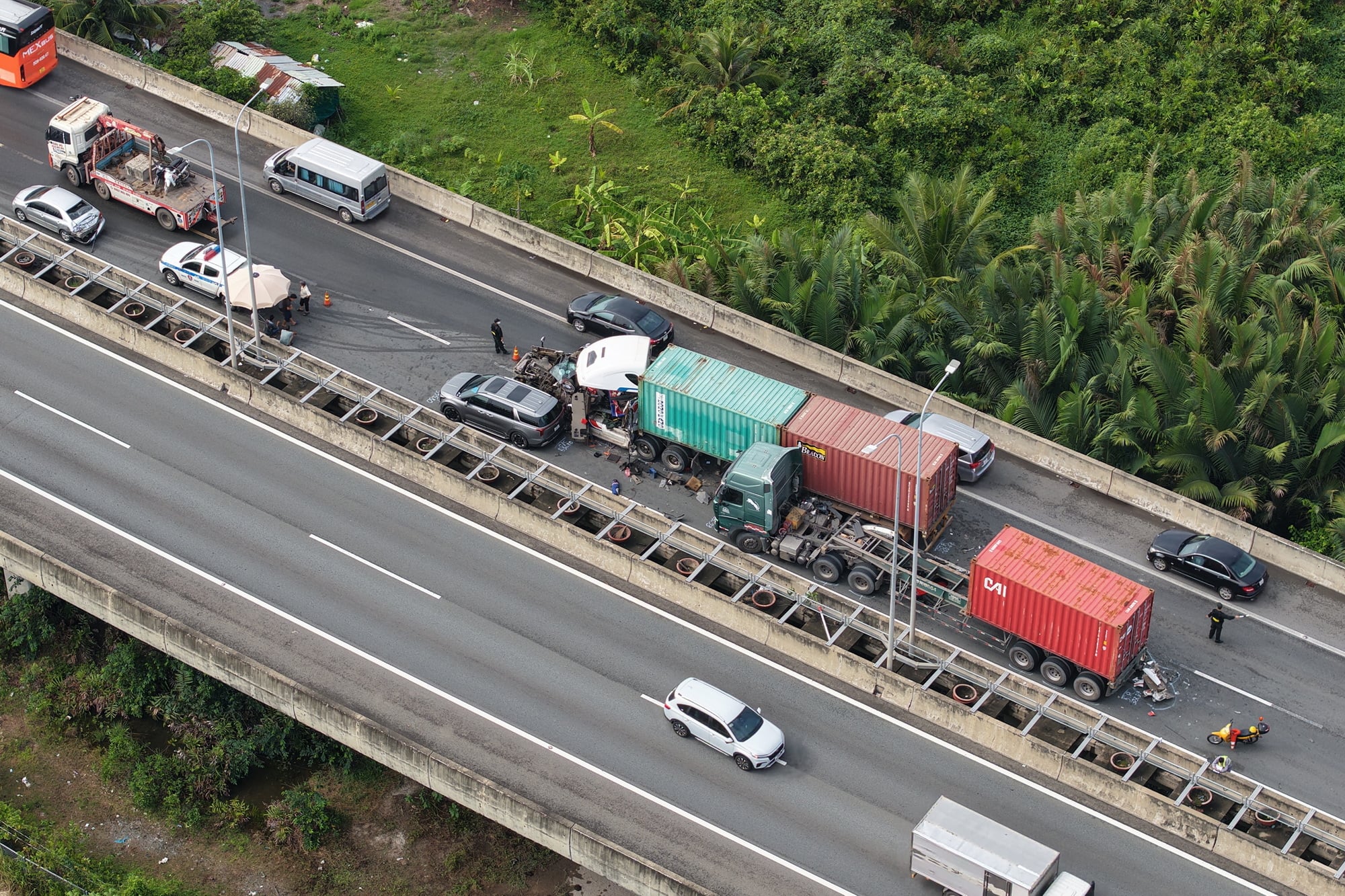 Cận cảnh ùn ứ khoảng 8 km sau tai nạn liên hoàn trên cao tốc TP HCM - Long Thành - Dầu Giây- Ảnh 2.