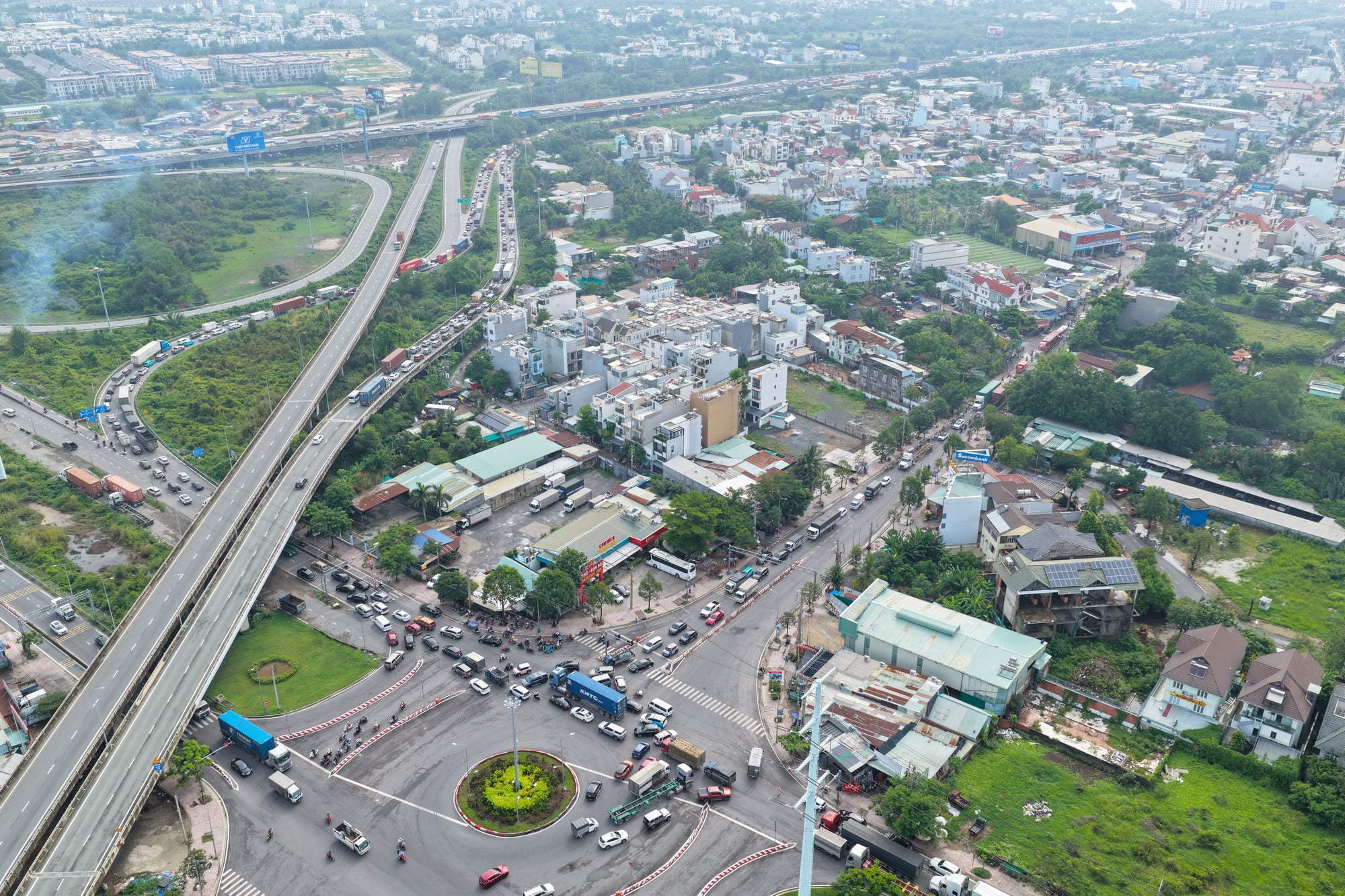 Cận cảnh ùn ứ khoảng 8 km sau tai nạn liên hoàn trên cao tốc TP HCM - Long Thành - Dầu Giây- Ảnh 7.