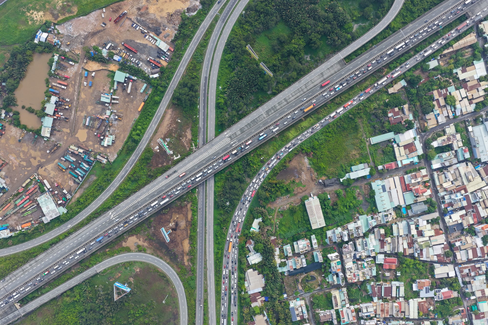 Cận cảnh ùn ứ khoảng 8 km sau tai nạn liên hoàn trên cao tốc TP HCM - Long Thành - Dầu Giây- Ảnh 8.