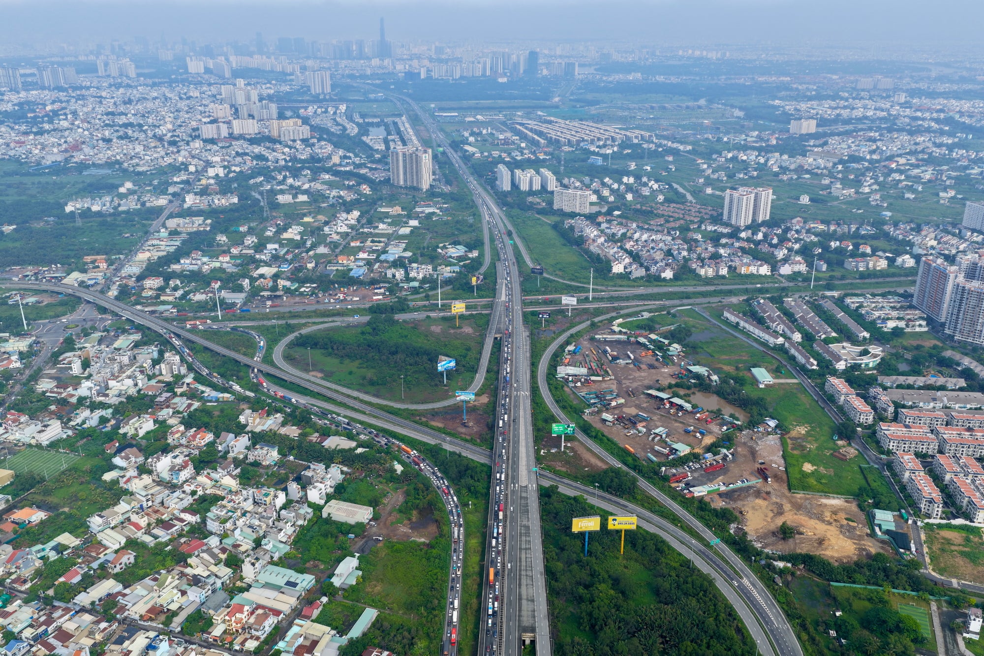 Cận cảnh ùn ứ khoảng 8 km sau tai nạn liên hoàn trên cao tốc TP HCM - Long Thành - Dầu Giây- Ảnh 3.