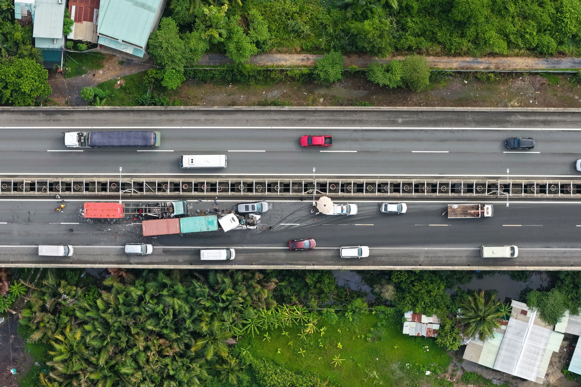 Cận cảnh ùn ứ khoảng 8 km sau tai nạn liên hoàn trên cao tốc TP HCM - Long Thành - Dầu Giây- Ảnh 4.