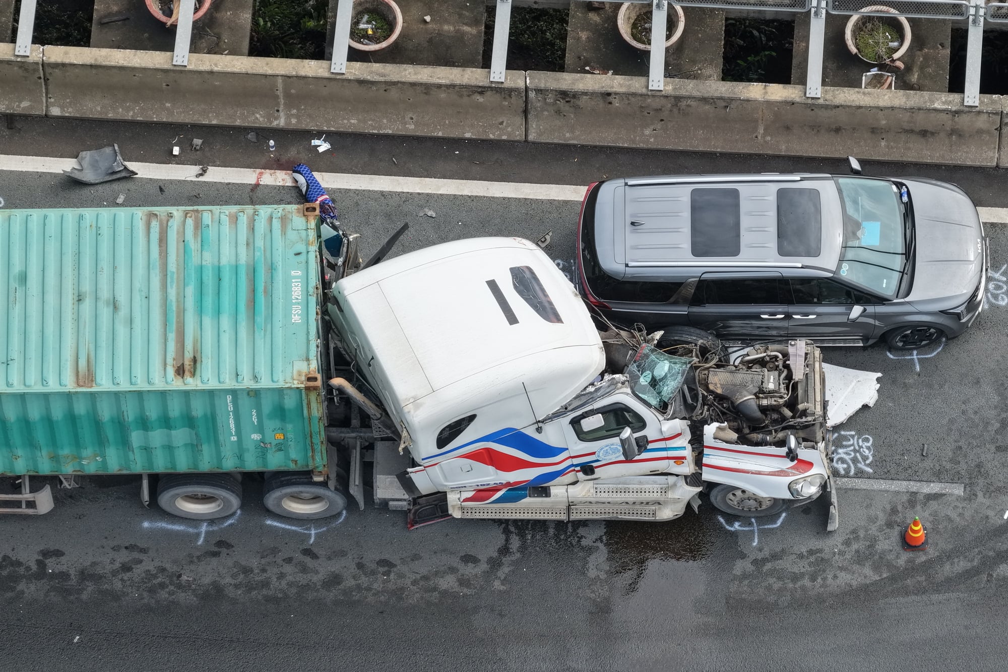 Cận cảnh ùn ứ khoảng 8 km sau tai nạn liên hoàn trên cao tốc TP HCM - Long Thành - Dầu Giây- Ảnh 9.