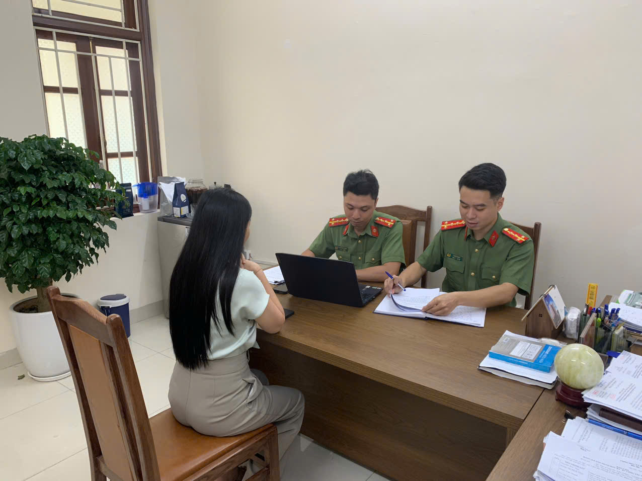 Tung tin sai sự thật về xử lý rác thải ở Bệnh viện Bạch Mai, 3 trường hợp bị xử lý- Ảnh 1.