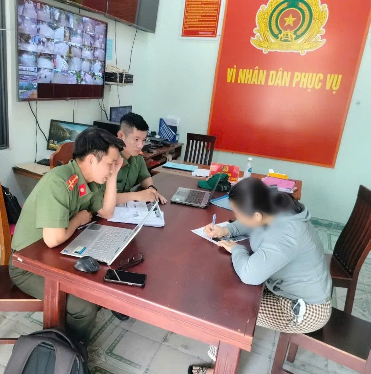 Bất ngờ với “màn” livestream "bắt cóc cho quà bỏ thuốc mê" ở Đà Nẵng- Ảnh 1.