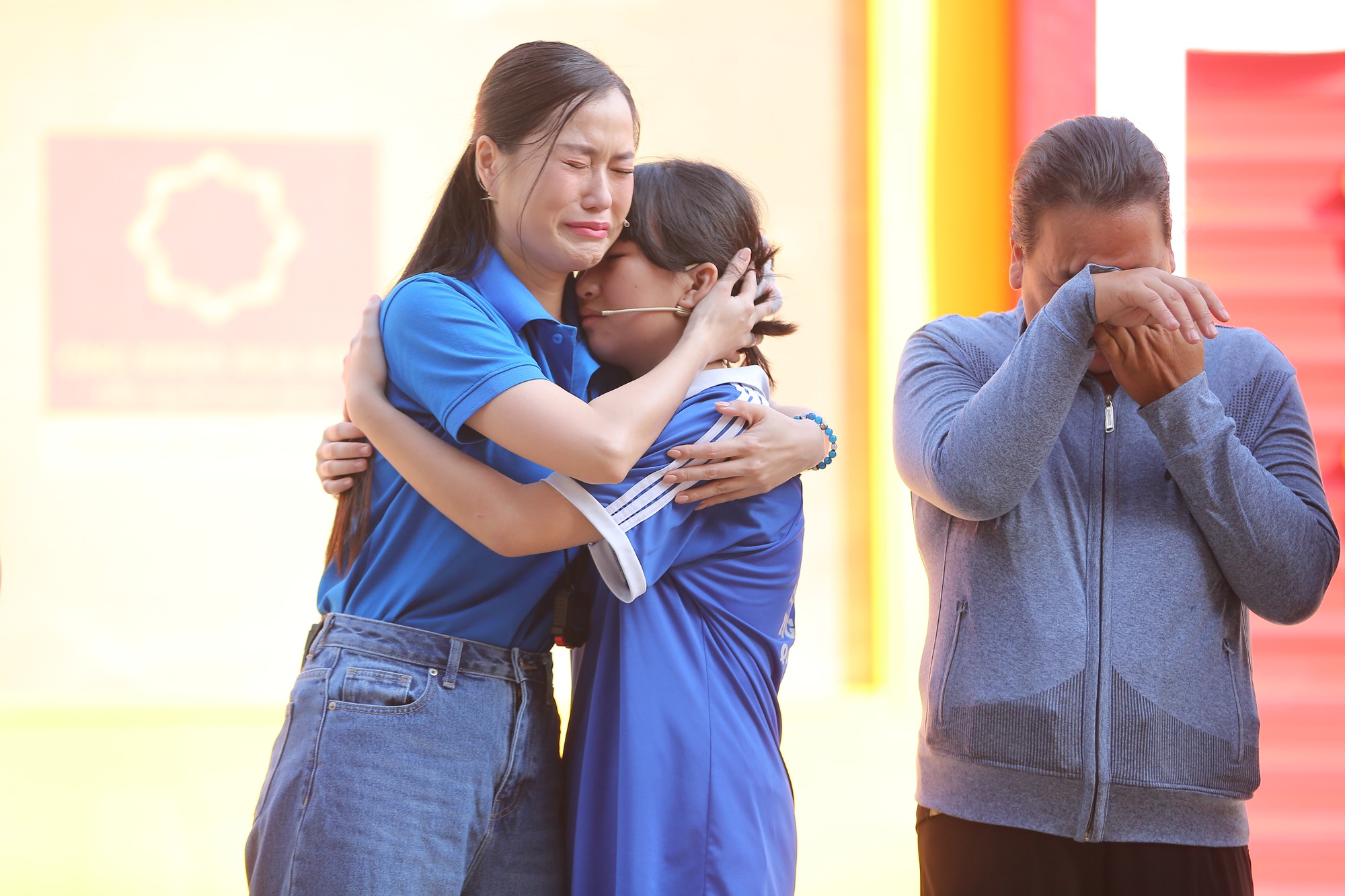 Lâm Vỹ Dạ bật khóc nức nở: “Con tôi 14 tuổi nhưng tôi chưa bao giờ dám làm một việc”- Ảnh 2. Lâm Vỹ Dạ bật khóc nức nở: “Con tôi 14 tuổi nhưng tôi chưa bao giờ dám làm một việc”- Ảnh 2.