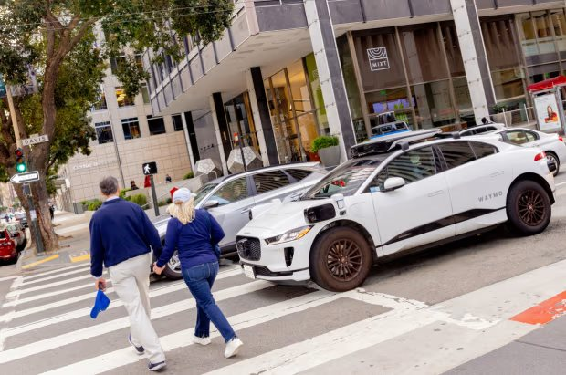 Ngày tàn nghề lái taxi: Dự án robotaxi của Google vượt mặt Tesla, đạt 10 triệu lượt đặt khiến Elon Musk phải cay cú, ngành gọi xe đang sắp có ‘bão’- Ảnh 3.