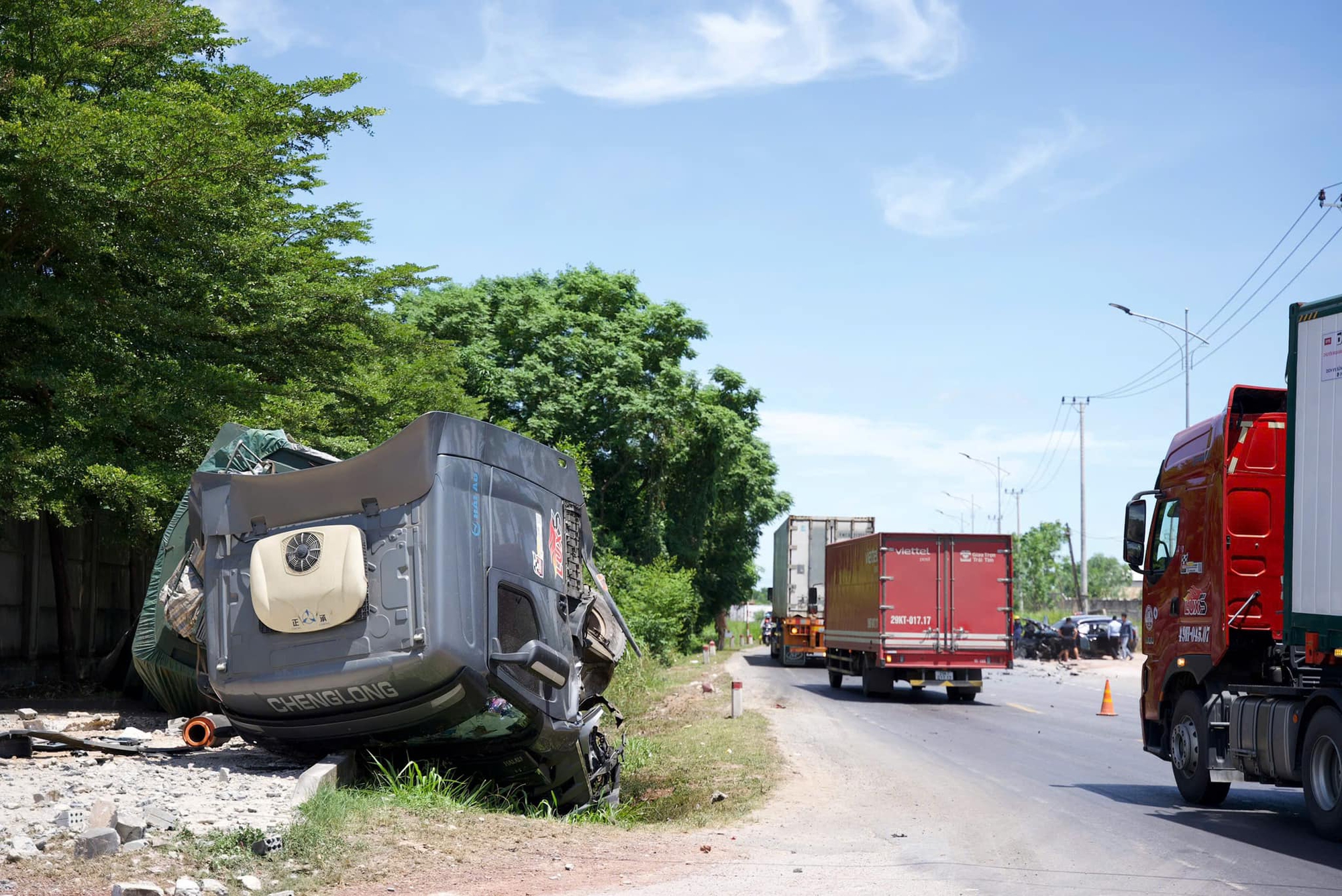 Va chạm giữa xe đầu kéo và ô tô con, 4 người bị thương ở Quảng Bình- Ảnh 1.