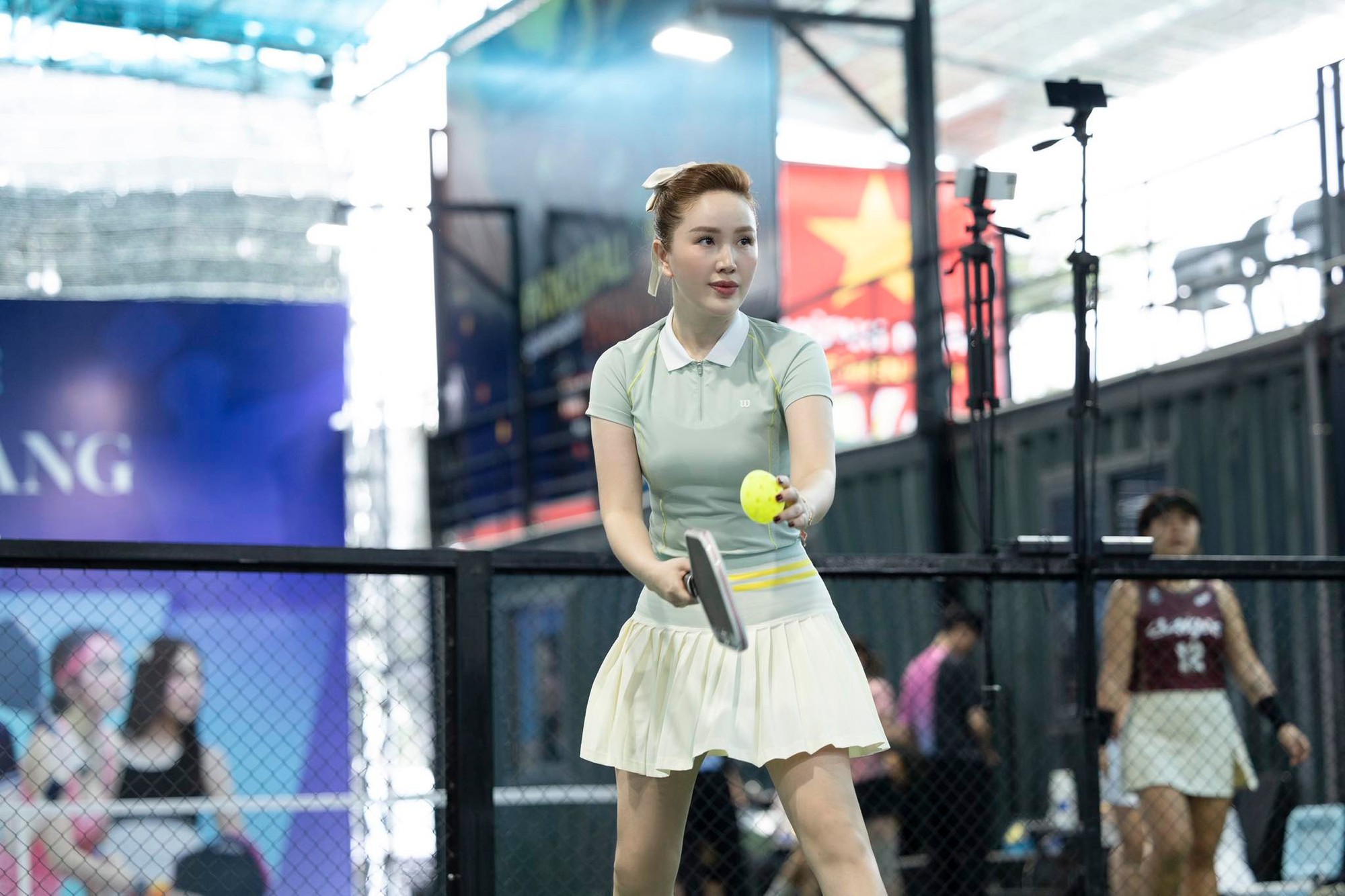 Được chồng đại gia “dụ dỗ” chơi pickleball, Bảo Thy gây sốt với visual xinh ngỡ ngàng trên sân đấu- Ảnh 1.
