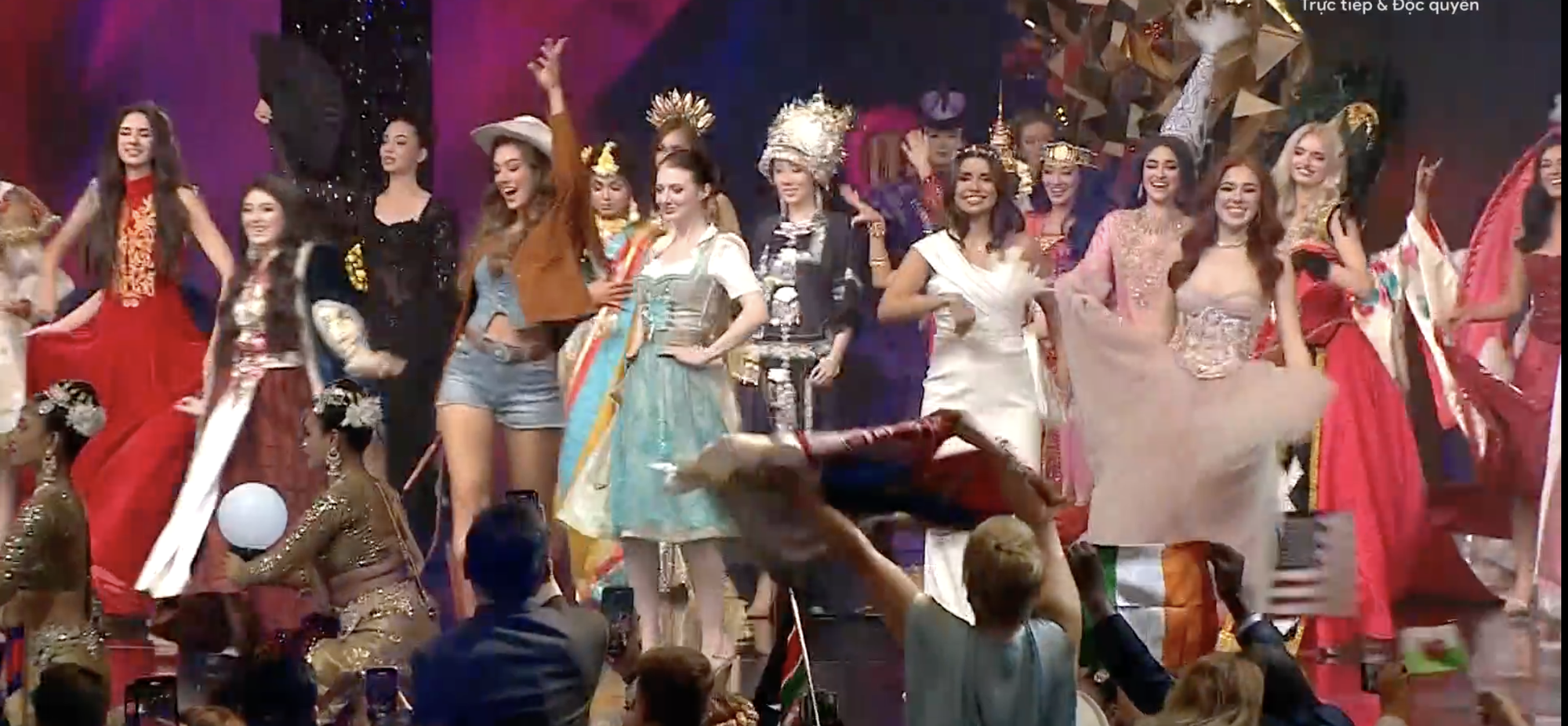 Trực tiếp Chung kết Miss World 2024: Hoa hậu Ý Nhi xuất hiện đầy tự tin và gợi cảm, chuẩn bị công bố top 40! - Ảnh 6. Trực tiếp Chung kết Miss World 2024: Hoa hậu Ý Nhi xuất hiện đầy tự tin và gợi cảm, chuẩn bị công bố top 40! - Ảnh 6.