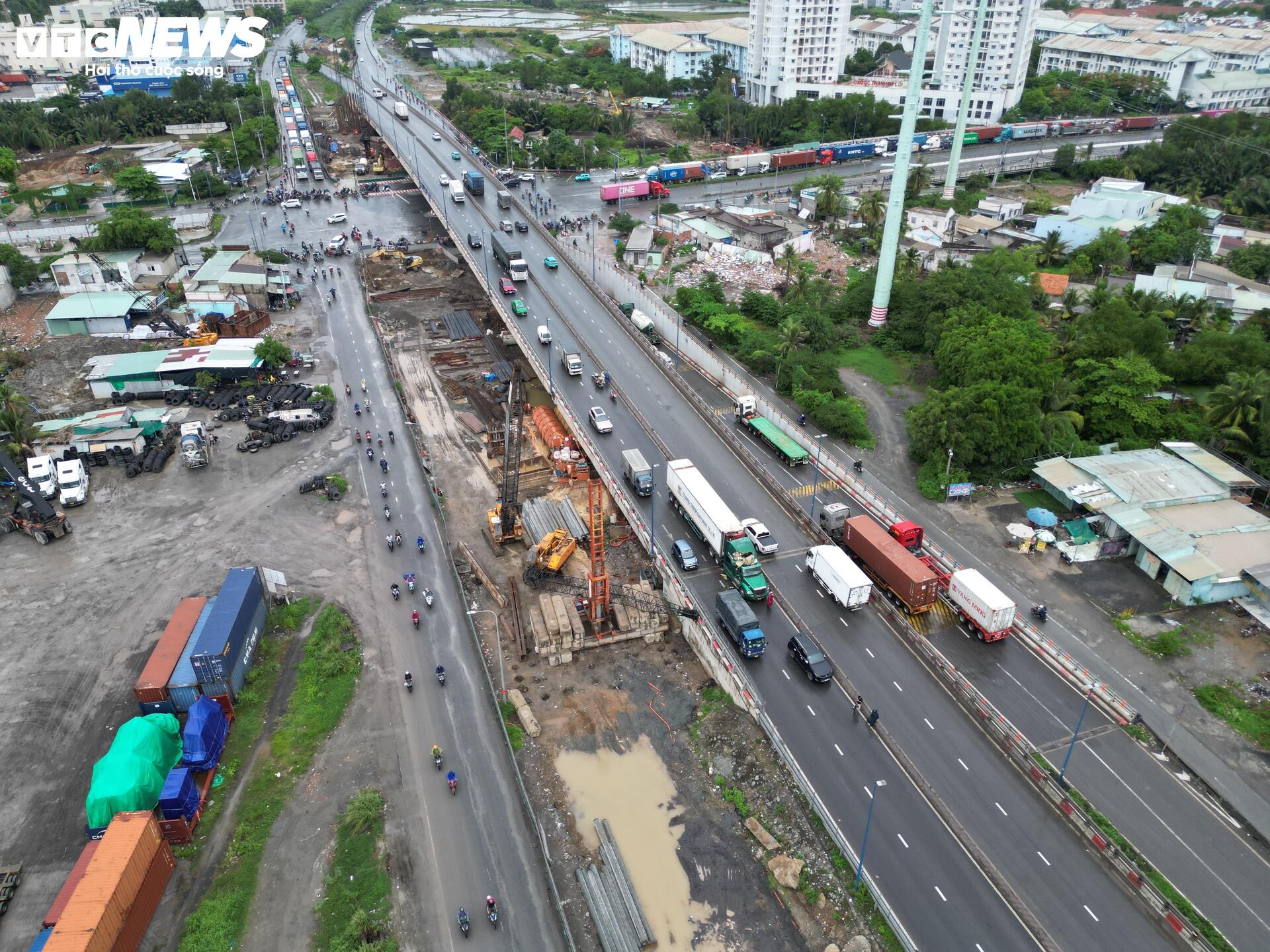 TP.HCM: Giàn cẩu công trình rơi trúng 2 xe ở nút giao Mỹ Thủy, tài xế hoảng loạn- Ảnh 1.