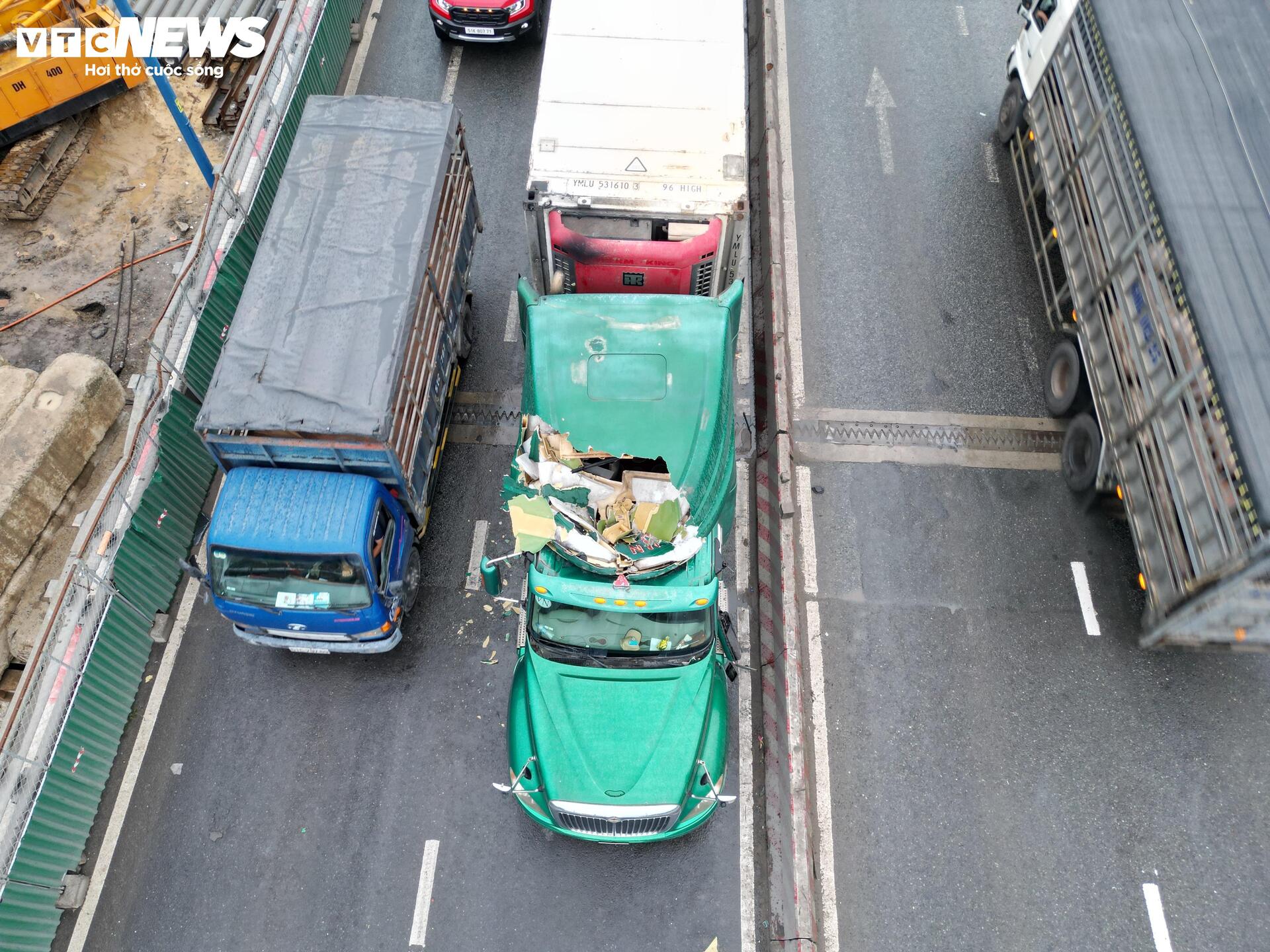 TP.HCM: Giàn cẩu công trình rơi trúng 2 xe ở nút giao Mỹ Thủy, tài xế hoảng loạn- Ảnh 2.