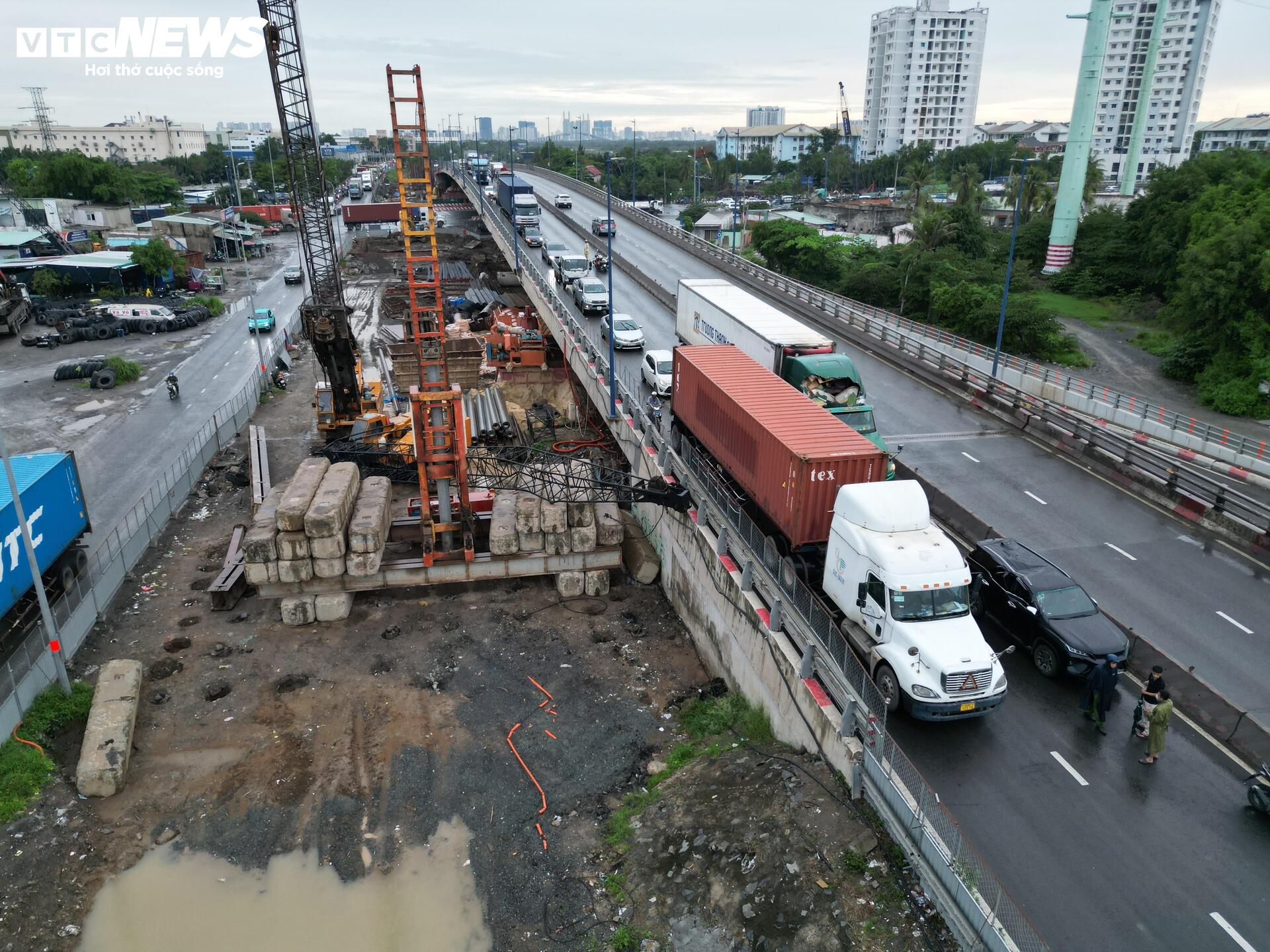 TP.HCM: Giàn cẩu công trình rơi trúng 2 xe ở nút giao Mỹ Thủy, tài xế hoảng loạn- Ảnh 7.