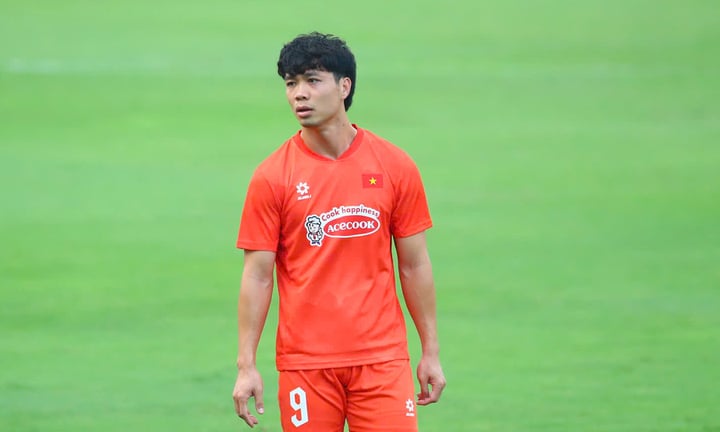 Vừa trở lại tuyển Việt Nam, Công Phượng chấn thương ngay buổi tập đầu tiên- Ảnh 1.