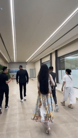 Cận cảnh Quang Hải hôn vợ trên xế hộp chục tỷ mới tậu, được Chu Thanh Huyền 