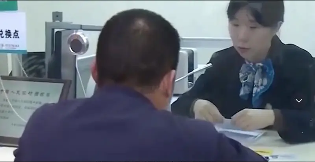 Gửi tiết kiệm gần 70 tỷ, 5 năm sau chỉ còn hơn 100 nghìn đồng: Ngân hàng từ chối trách nhiệm, người đàn ông sốc nặng khi biết nguyên do- Ảnh 3.