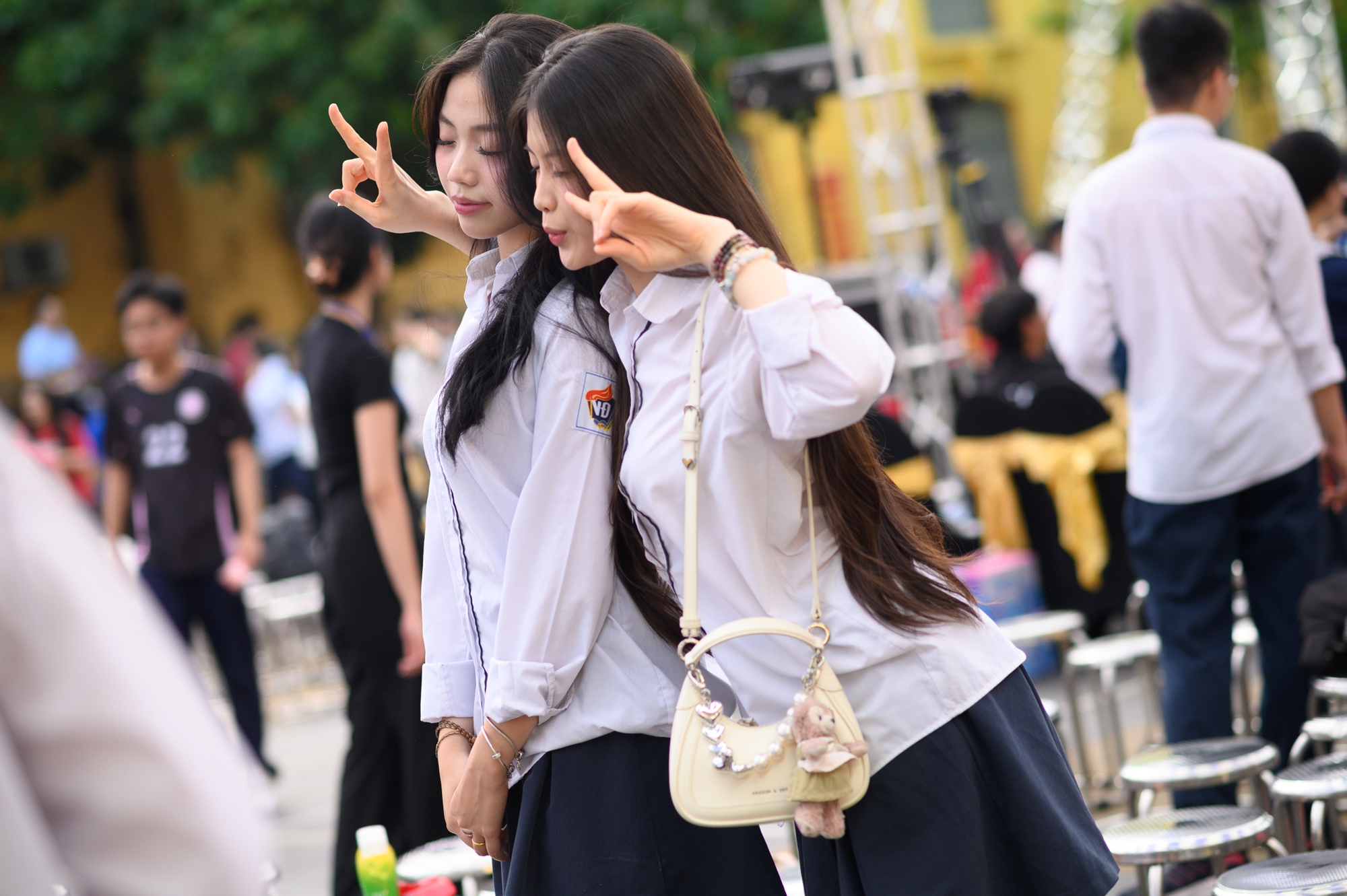 1 phút 10 giây ngắm trọn nhan sắc của dàn nữ sinh Việt Đức trong lễ bế giảng cuối cùng thời học sinh- Ảnh 1.