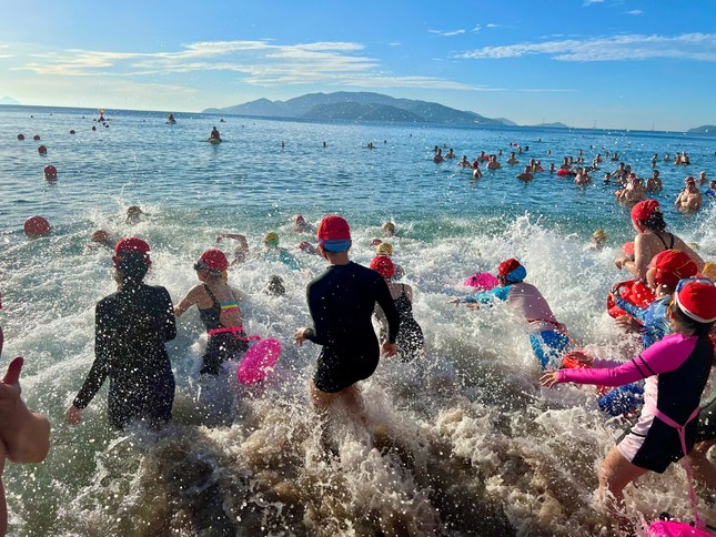 Lý do hàng nghìn người đổ ra biển Nha Trang sáng nay- Ảnh 4.
